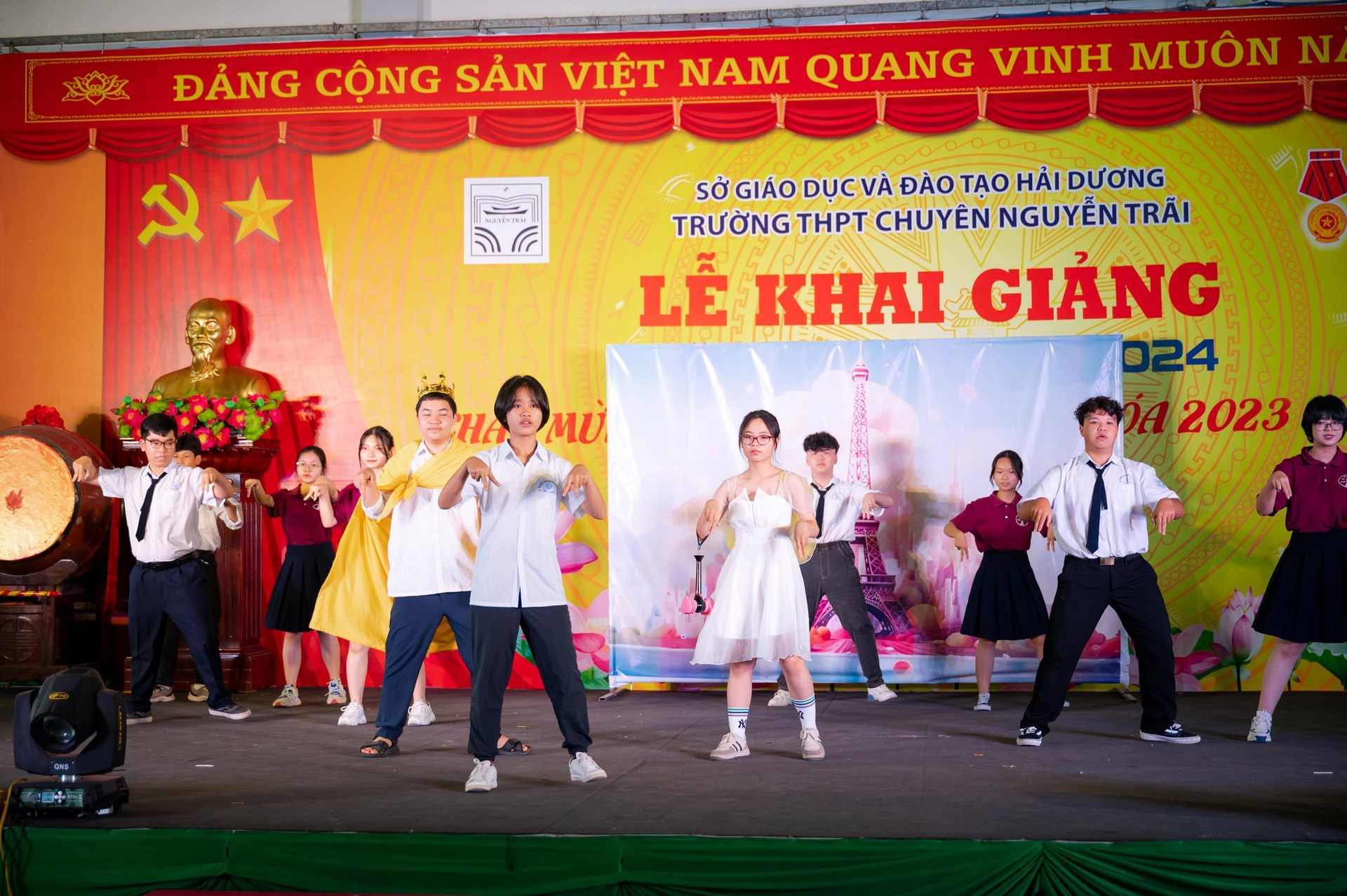 Nhấn để phóng to